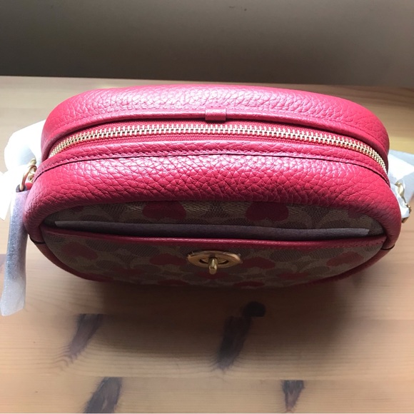 ❤️Coach Camera Bag In Signature Canvas With Heart Print - Picture 8 of 16